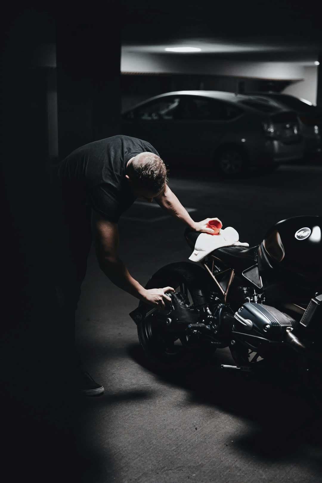 Mécanicien qui travaille avec soin sur une moto